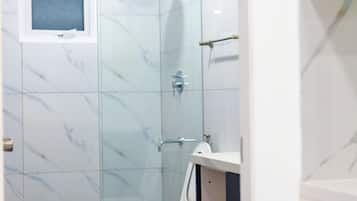 Shower, rainfall showerhead, free toiletries, hair dryer