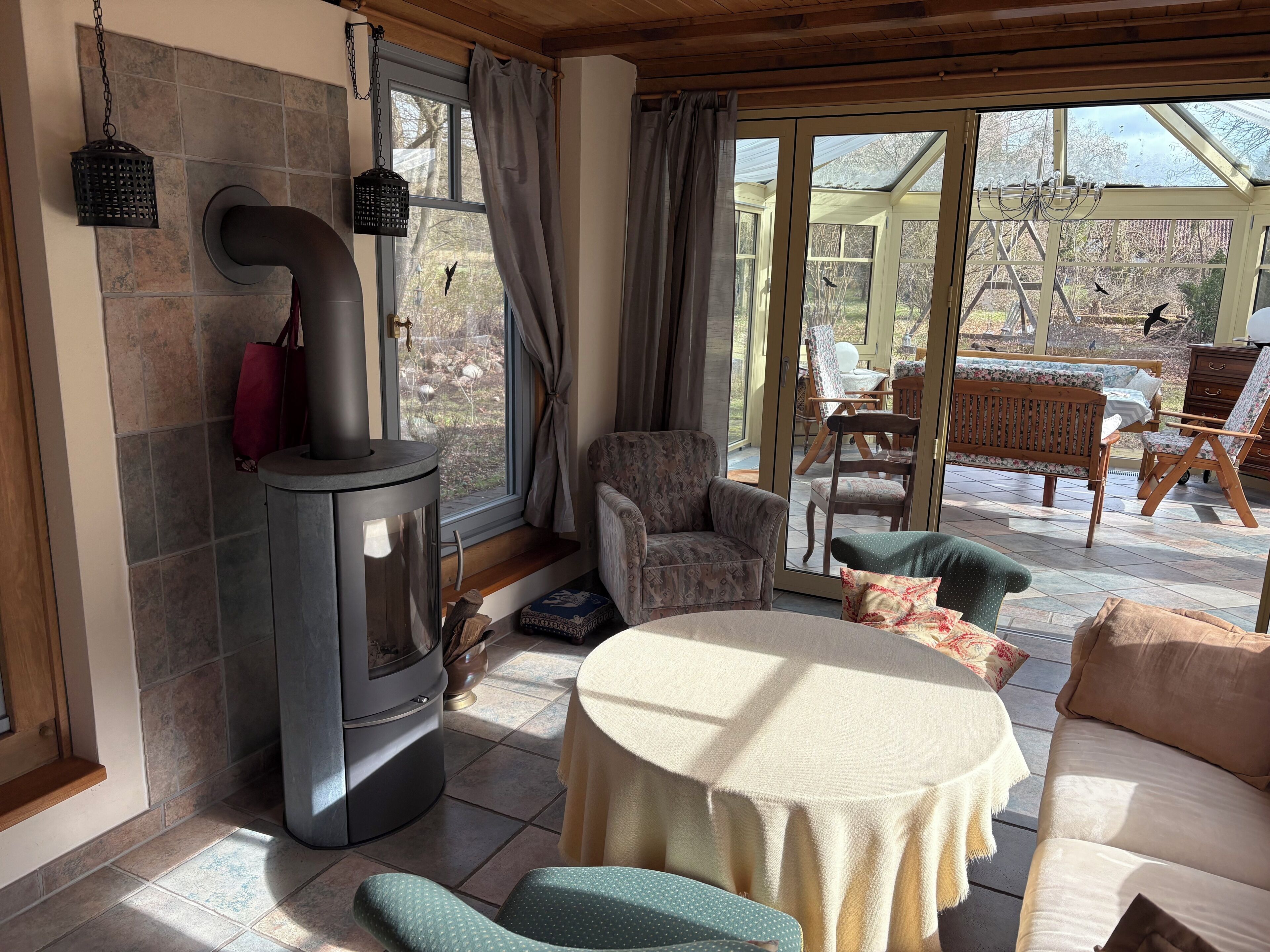 Fernseher, Kamin, Bücher