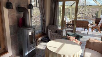 Fernseher, Kamin, Bücher