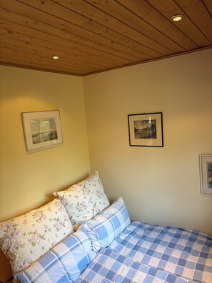 2 bedrooms, desk, free WiFi, bed sheets