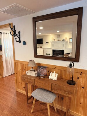 Interior - Sweet Home Bryson City Hot tub, Pet friendly, fireplace,near town and Casino (Bryson City)