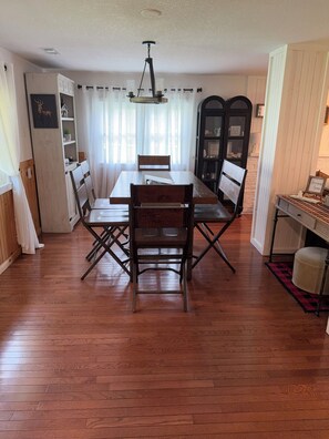 Dining - Sweet Home Bryson City Hot tub, Pet friendly, fireplace,near town and Casino (Bryson City)