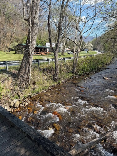 New listing discounted price,Hot tub, Pet friendly, fireplace,near town & Casino