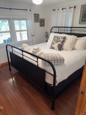 2 bedrooms, iron/ironing board, Internet, bed sheets
