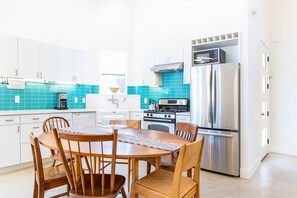 Private kitchen - Best Walkable East Side DT Modern 5BR Home Stay (Austin)