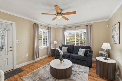 Enjoyable "Studio" 1-bedroom house, with AC and laundry in charming Stockton