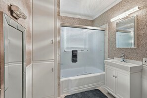 Towels, toilet paper - Enjoyable "Studio" 1-bedroom house, with AC and laundry in charming Stockton (Stockton)