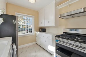 Private kitchen - Enjoyable "Studio" 1-bedroom house, with AC and laundry in charming Stockton (Stockton)
