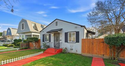 Enjoyable "Studio" 1-bedroom house, with AC and laundry in charming Stockton