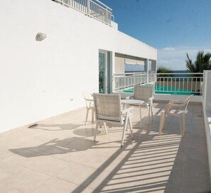 Outdoor dining - Lovely 3-bedroom 3-bathroom waterfront condo with AC in charming Juan Dolio, (Juan Dolio)