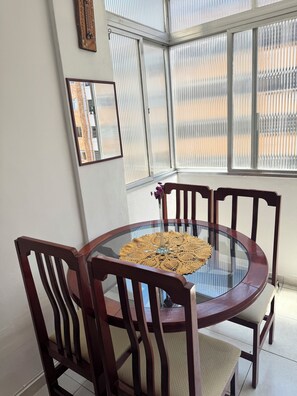 Dining - Cozy with a sea view. (Santos)