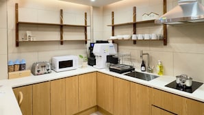 冰箱、微波炉、炉灶、厨具/餐具