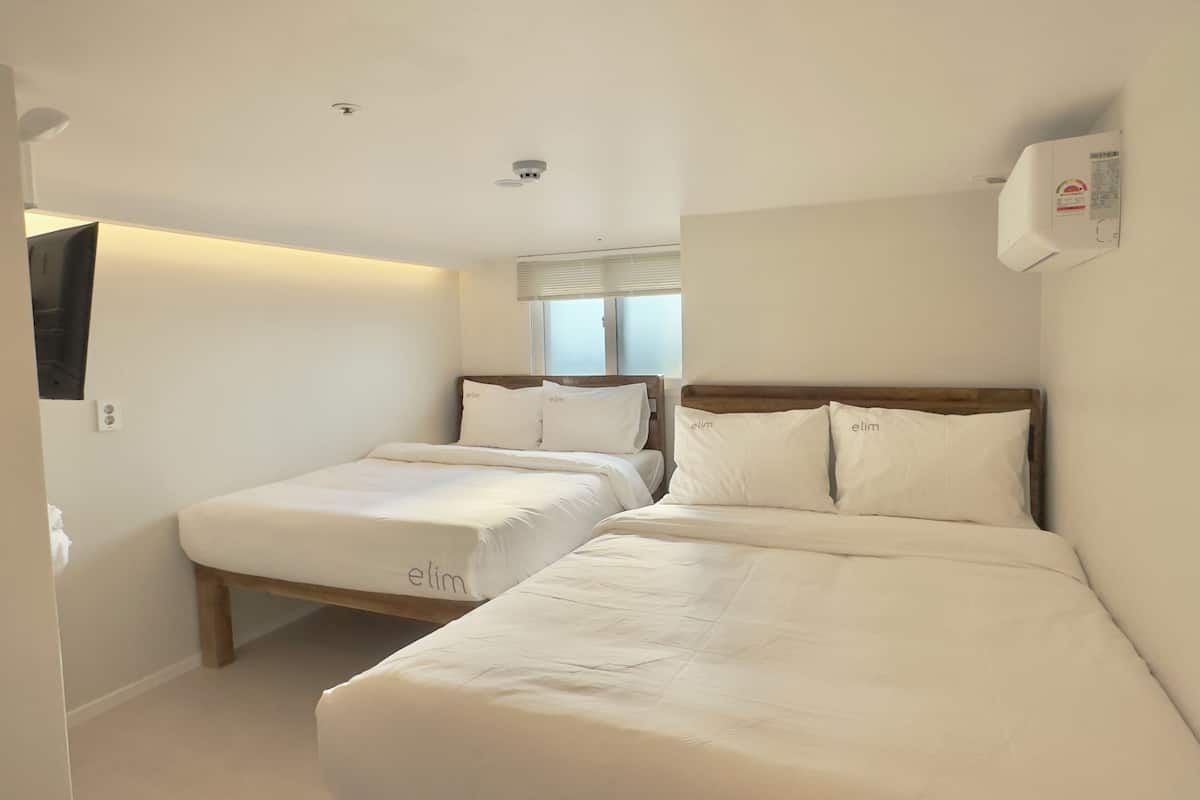 Standard fyrbäddsrum - utsikt mot staden