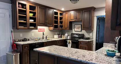 Vintage charm- Cozy comfort in a quiet setting-entire house
