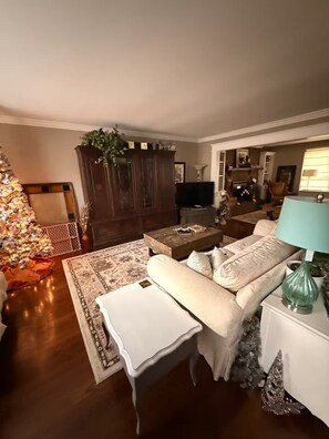 Living area - Vintage charm- Cozy comfort in a quiet setting (Clarksville)