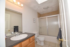 Shower, hair dryer, towels, soap - Sun, Sand & Space – Sleeps 12 - Walk to Beach - Linens Included! (Narragansett)