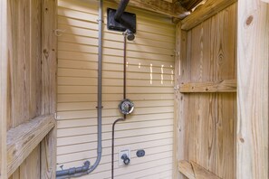 Shower, hair dryer, towels, soap - Sun, Sand & Space – Sleeps 12 - Walk to Beach - Linens Included! (Narragansett)
