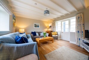 Smart TV, fireplace, books - Little Penrose Cottage is a spacious and characterful home set in mature gardens (Bude)