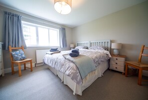 2 bedrooms, iron/ironing board, WiFi - Little Penrose Cottage is a spacious and characterful home set in mature gardens (Bude)