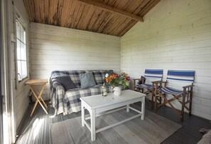 Une pièce confortable avec un canapé, une table basse et deux fauteuils à rayures.