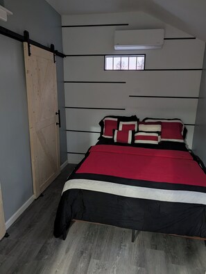 Room - This memorable cozy 2-bedroom Genesis Get Away house is a Peaceful Escape. (Evergreen)