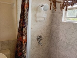 Shower, towels, soap, toilet paper - Cozy apartment with garden for relaxation (Ocean City)