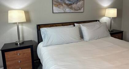 Lovely stay by the Braves / 2bd 2bth with private access gate to Braves Stadium