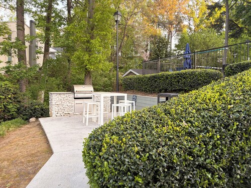 Lovely stay by the Braves / 2bd 2bth with private access gate to Braves Stadium