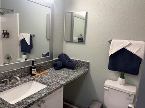 Hair dryer, towels, soap, shampoo - Lovely stay by the Braves / 2bd 2bth with private access gate to Braves Stadium (Smyrna)