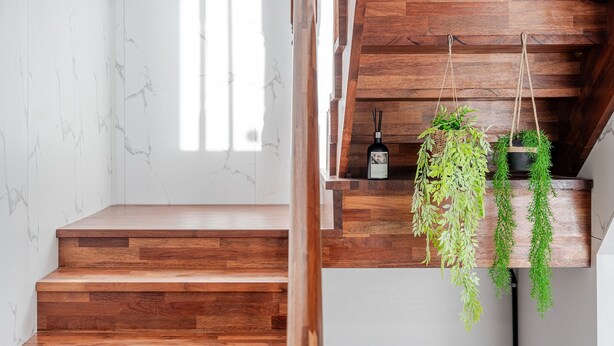 A wooden staircase with a white wall and a window casting light. - Yeongheungdo Jeongwonstay (Incheon)