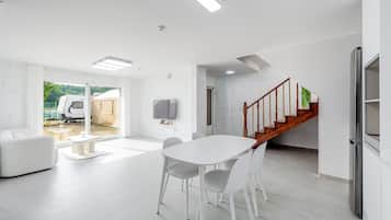 Basic-Zimmer, 2 Schlafzimmer (B (No pets allowed)) | 2 Schlafzimmer, kostenloses WLAN