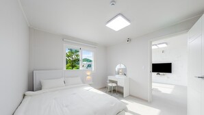 A modern bedroom with a bed, desk, and TV. - Yeongheungdo Jeongwonstay (Incheon)