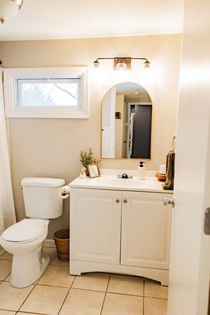 Bathroom - Cozy 2-bedroom house in charming Jonestown, 20 min from Hershey (Jonestown)