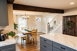 Dining - Cozy 2-bedroom house in charming Jonestown, 20 min from Hershey (Jonestown)