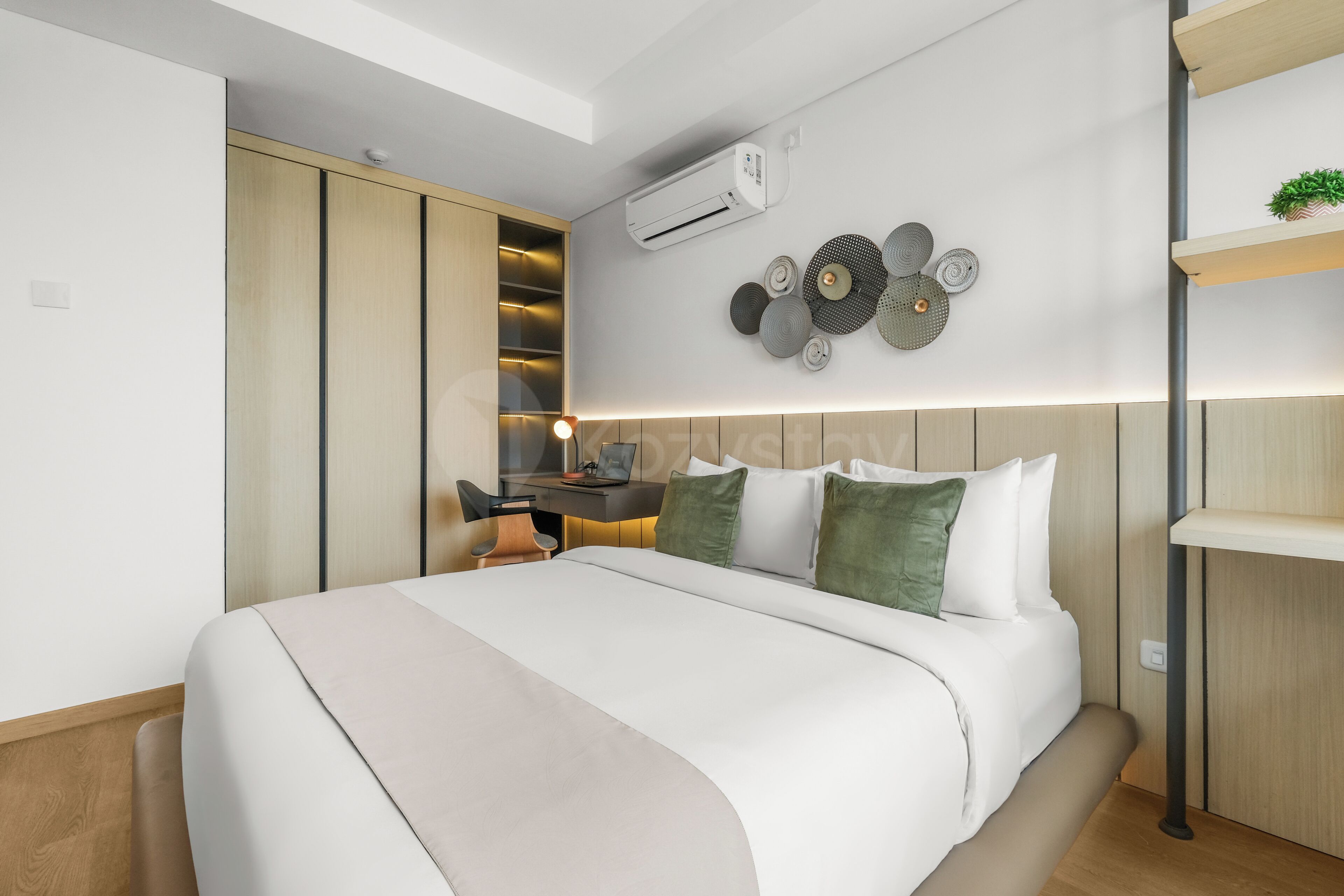 Un dormitorio moderno con cama, escritorio y armario.