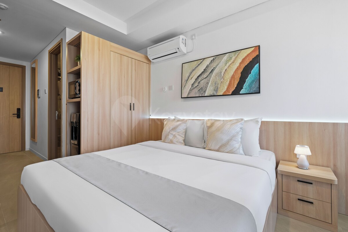 Apartment, 1 Bedroom, City View | Desk, laptop workspace, iron/ironing board, free WiFi