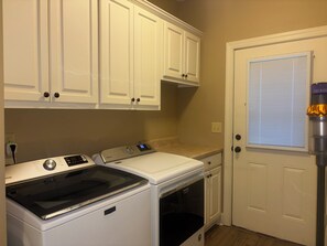 Private kitchen - Rooted Rest Retreat ~ 3-br, fully furnished house right next to Dodson Farm (Starkville)