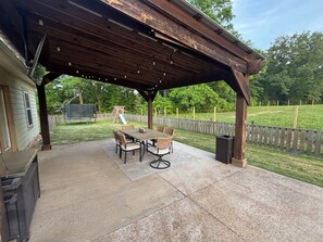 Outdoor dining - Rooted Rest Retreat ~ 3-br, fully furnished house right next to Dodson Farm (Starkville)