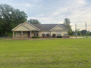Exterior - Rooted Rest Retreat ~ 3-br, fully furnished house right next to Dodson Farm (Starkville)