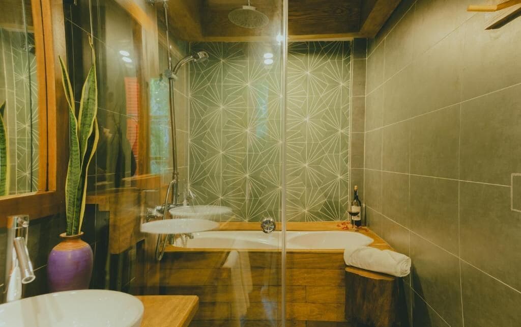 Badewanne und Dusche (separat), kostenlose Toilettenartikel