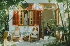 Vila família, varanda, vista para o jardim | Terraço/pátio