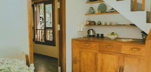 Biệt thự dành cho gia đình, sân hiên, quang cảnh vườn | Nội thất