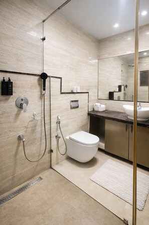 Bruser, hårtørrer, bidet, håndklæder