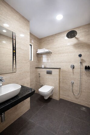 Bruser, hårtørrer, bidet, håndklæder