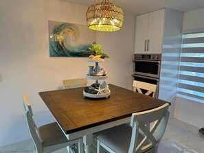 Dining - 3-bedroom house in pleasant Port Charlotte with cool AC (Port Charlotte)