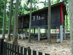 Eenvoudige cottage, 2 slaapkamers, patio, uitzicht op tuin | Exterieur