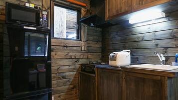 Stuga Basic - 1 sovrum - rökare - utsikt mot trÀdgÄrden (Cottage 2 - Studio with Loft) | Eget kök | KylskÄp, mikrovÄgsugn, spishÀll och grytor/köksredskap