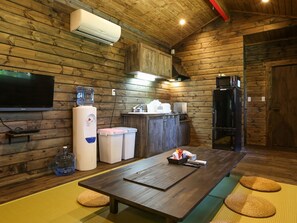 Eenvoudige cottage, 2 slaapkamers, patio, uitzicht op tuin | Interieur