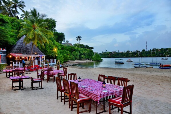 Outdoor dining - Mnarani Beach Club (Kilifi)
