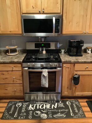 Fridge, microwave, oven, stovetop - Cozy 2-bedroom cottage on Lake Bemidji with AC (Bemidji)